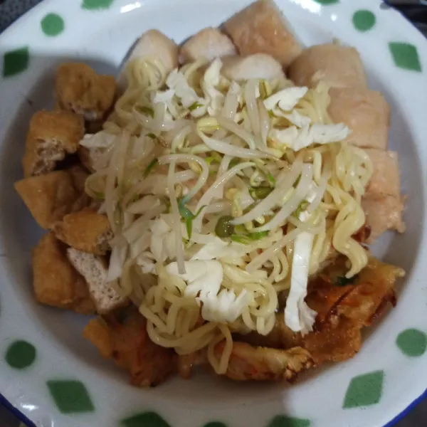 Beri mie, kol, dan tauge.