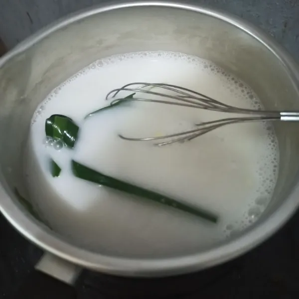 Masak santan dengan daun pandan, daun jeruk, gula, garam dan vanili bubuk hingga gula larut. Lalu dinginkan. Saring