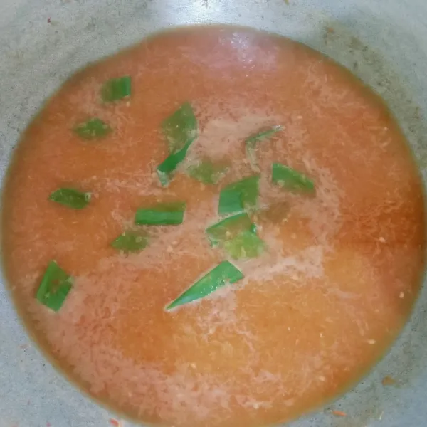 Masukkan bumbu yang sudah dihaluskan kemudian masukkan air, larutan tepung maizena, garam, penyedap rasa dan gula pasir, masak hingga mengental.