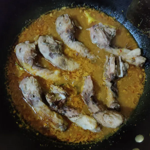 Masukkan kepala ayam, aduk rata.