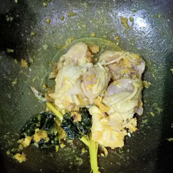 Beri garam dan bubuk kaldu jamur, aduk rata. Lalu masukkan ayam, marinasi 10 menit biar bumbu menyerap.