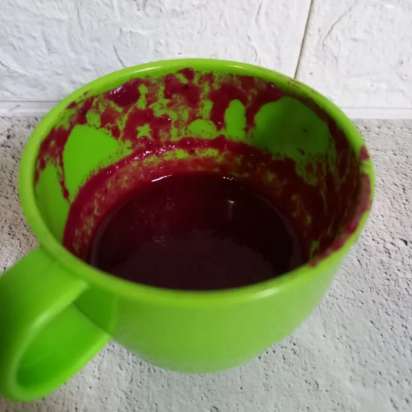 Saring buah naga dan ambil airnya.