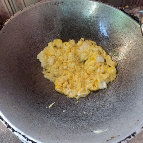 Kocok lepas telur dan sejumput garam kemudian goreng orak-arik hingga matang, setelah matang angkat dan tiriskan.
