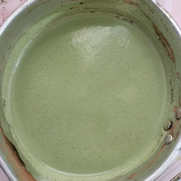Tambahkan santan lalu masak hingga mendidih sambil diaduk supaya tidak pecah. Sisihkan 250 ml untuk santan arehnya.