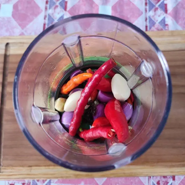 Blender bumbu yang dihaluskan dengan sedikit air. Kemudian tumis hingga air menyusut.