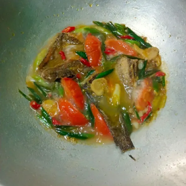 Masak hingga air sedikit menyusut. Angkat dan sajikan.
