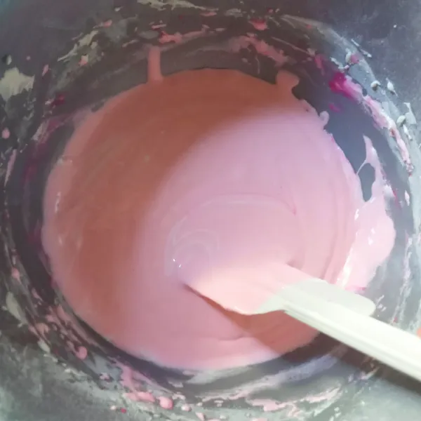 Masukkan pasta strawberry, minyak dan susu, kocok dengen kecepatan paling rendah selama 1 menit. Matikan mixer. Aduk dengan spatula, sebentar saja.