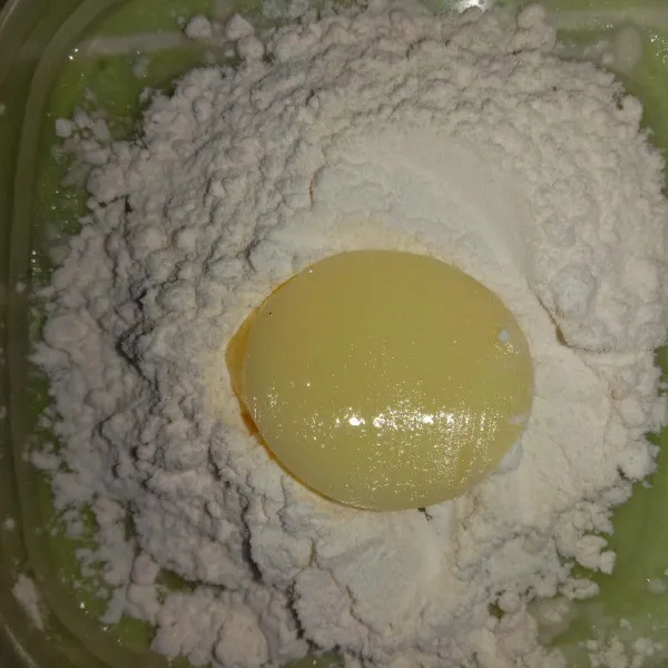 Lumuri irisan tofu dengan tepung terigu