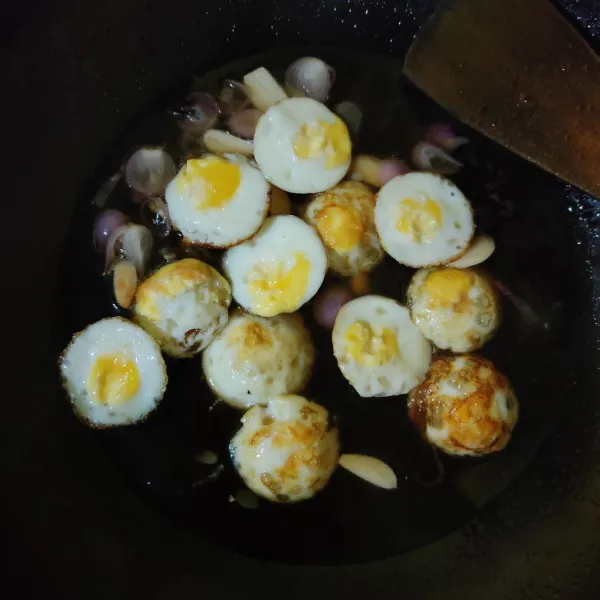 Masukkan telur puyuh ceplok, aduk rata. Masak hingga air sedikit menyusut.