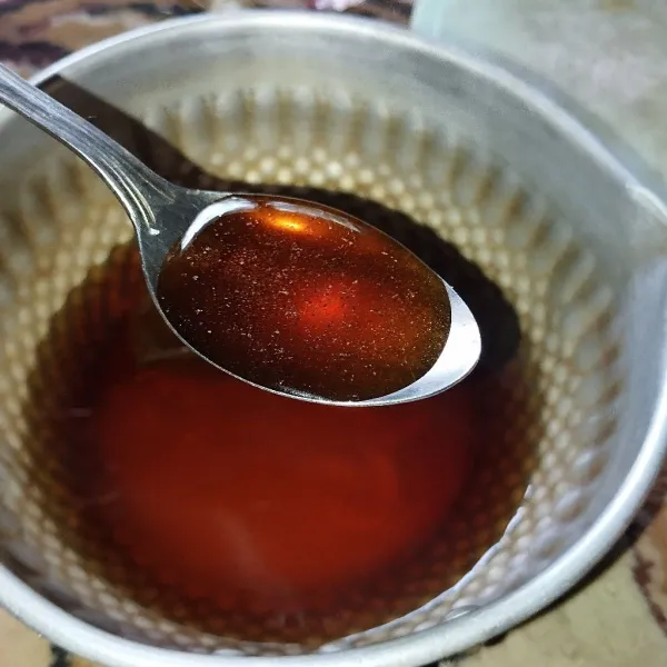 Tambahkan madu, aduk rata.