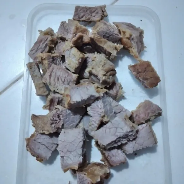 Rebus daging hingga empuk, potong ukuran dadu.