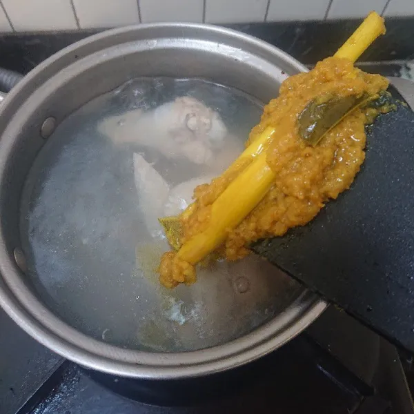 Kemudian masukkan bumbu. Aduk rata. Koreksi rasa. Masak hingga matang.