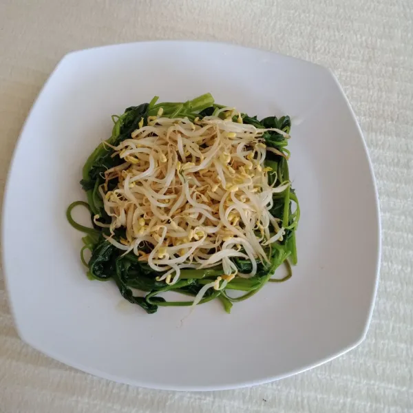 Tata kangkung, kecambah di piring saji.