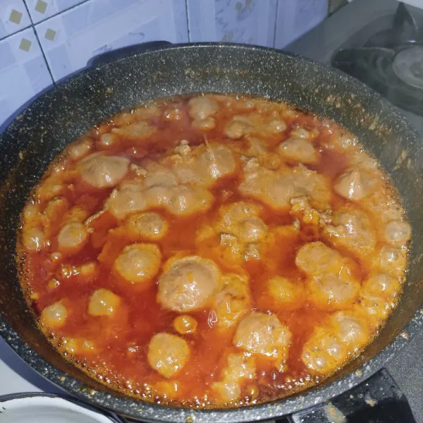 Lalu masukkan santan, tunggu sampai menggelembung seperti ini lalu masukkan kentang, agar tidak terlalu lunak. Masak sampai kuah susut.