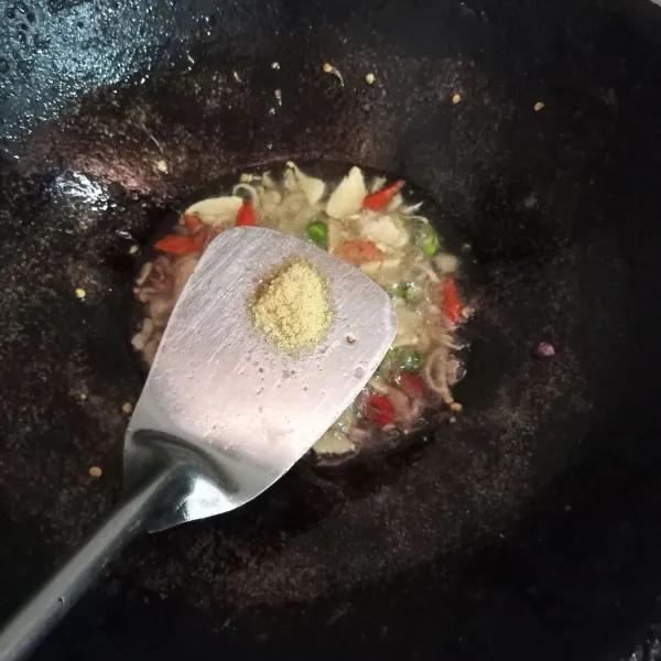 Masukkan penyedap rasa.