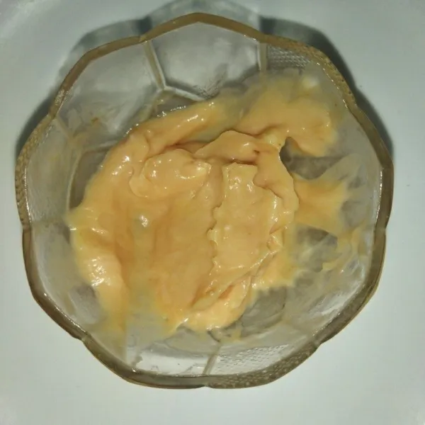 Campur mayonnaise dan saus tomat, aduk rata.