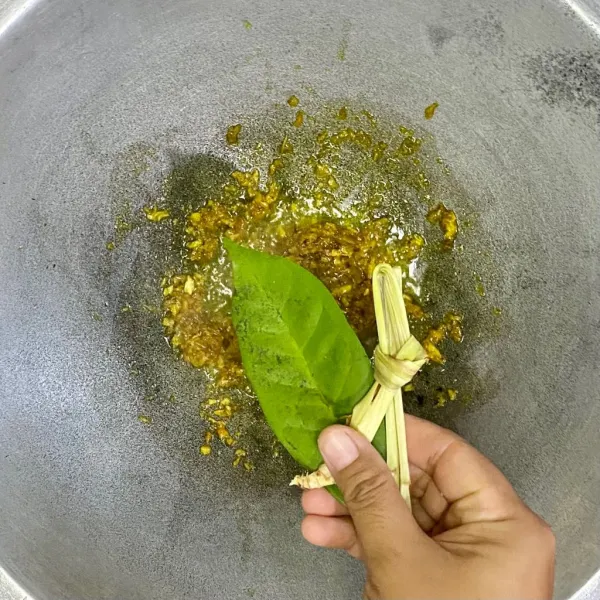 Tambahkan daun salam dan serai.