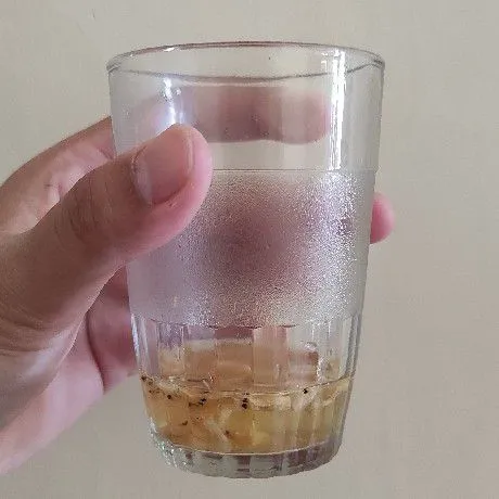Rendam ebi dengan air hangat sampai lunak lalu saring.