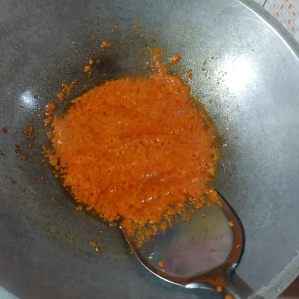 Panaskan minyak goreng, tumis bumbu halus sampai matang dan harum.