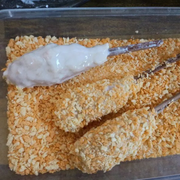 Kemudian gulingkan ke dalam tepung roti.