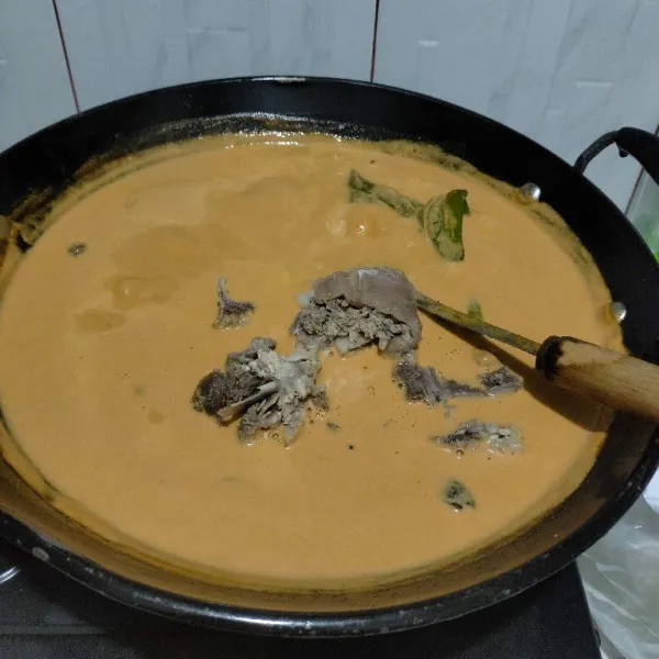 Masukan daging cancang yang sudah di rebus.