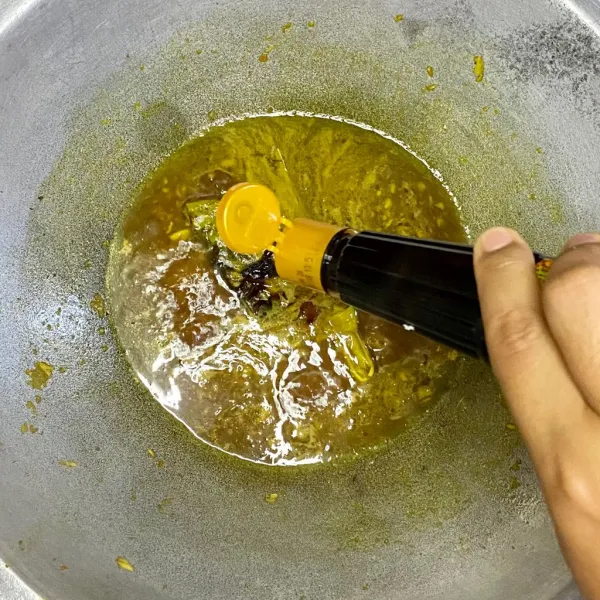 Tambahkan garam, kaldu bubuk, gula pasir dan kecap manis.