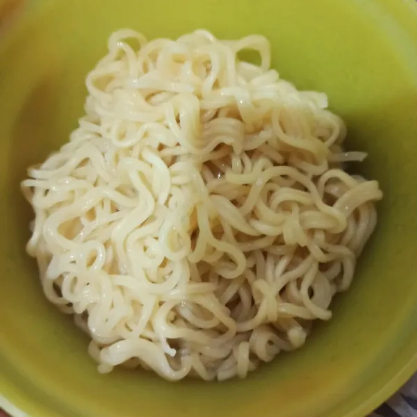 Didihkan air lalu masak mie hingga matang, angkat, tiriskan.