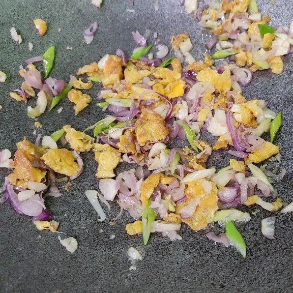 Masukkan bawang merah, bawang putih, dan bawang prei. Kemudian tumis hingga harum. Tambahkan seasoning