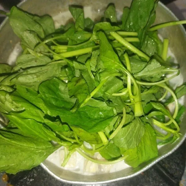 Masukkan bayam, aduk rata.