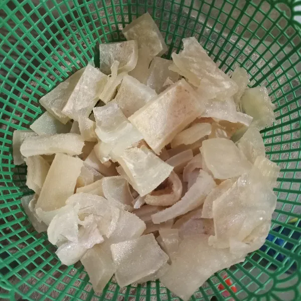 Potong dadu dan cuci bersih kikil.
