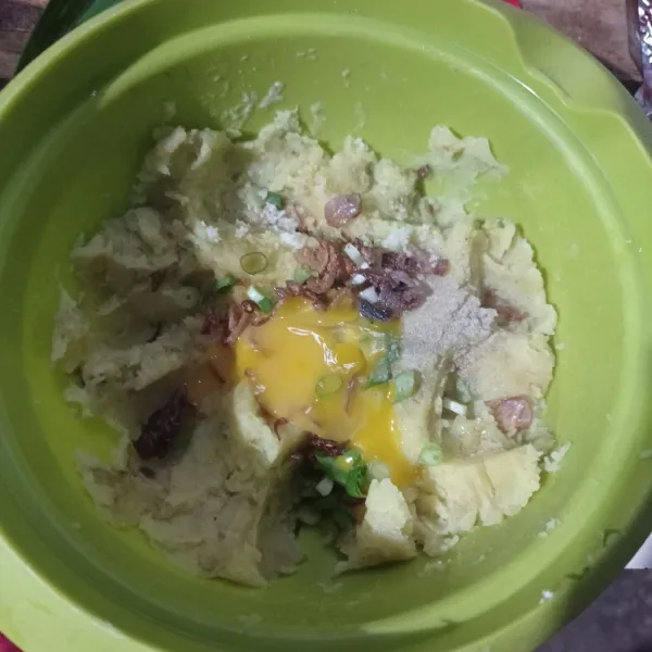 Masukkan kuning telur, daun bawang, bawang goreng, bawang putih halus, garam, lada, kaldu bubuk dan pala bubuk, aduk rata.