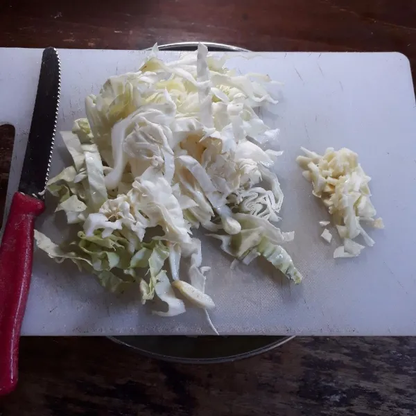 Cincang bawang putih, iris tipis kol.
