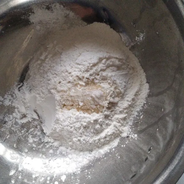 Campur tepung  terigu, tepung ketan, tepung beras, garam, dan gula menjadi satu