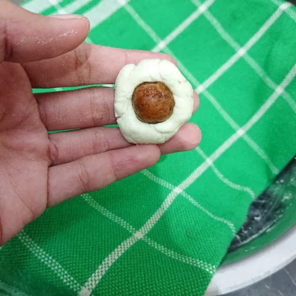 Ambil sedikit adonan, kemudian isi dengan gula merah. Kemudian tutup kembali. Bulatkan dan sisihkan