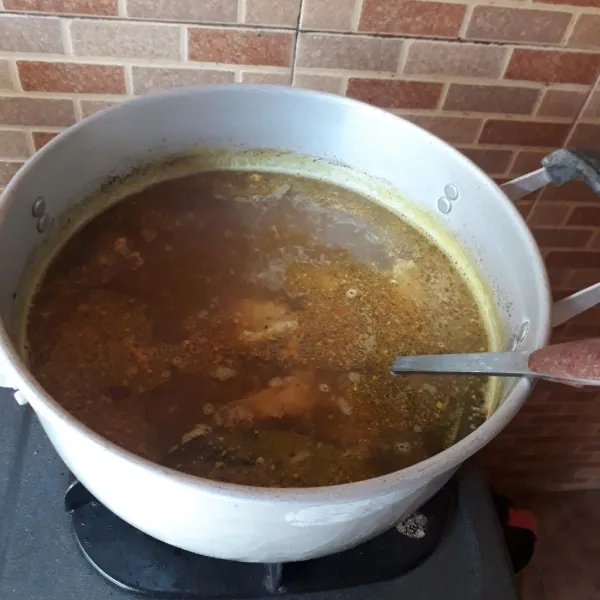 Masukkan bumbu dan semua sisa bahan ke dalam kuah babi, masak hingga daging empuk.