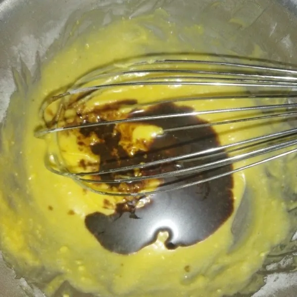 Campur margarin, telur dan gula halus, lalu masukkan kopi, aduk rata.