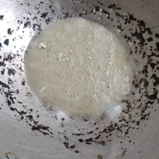 Panaskan minyak, taburi dengan tepung terigu.
