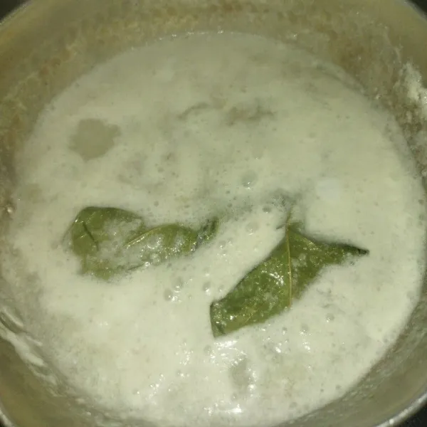 Rebus santan hingga mendidih. Lalu masukkan bumbu halus, daun salam, dan lengkuas.