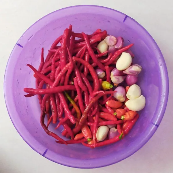 Cuci bersih bahan sambal, bawang merah, bawang putih, cabai rawit merah, cabai merah keriting dan tomat merah.