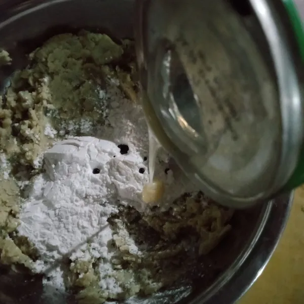 Masukkan tepung, pewarna merah tua, dan kental manis.