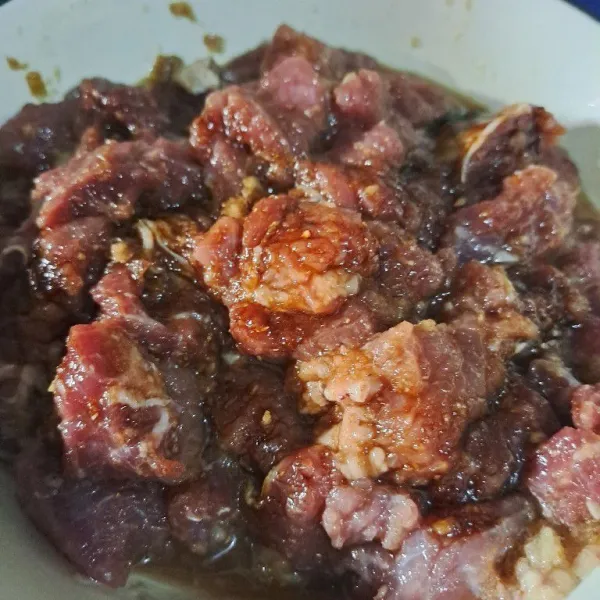Setelah bumbu merasap mulai ditusuk- tusuk.