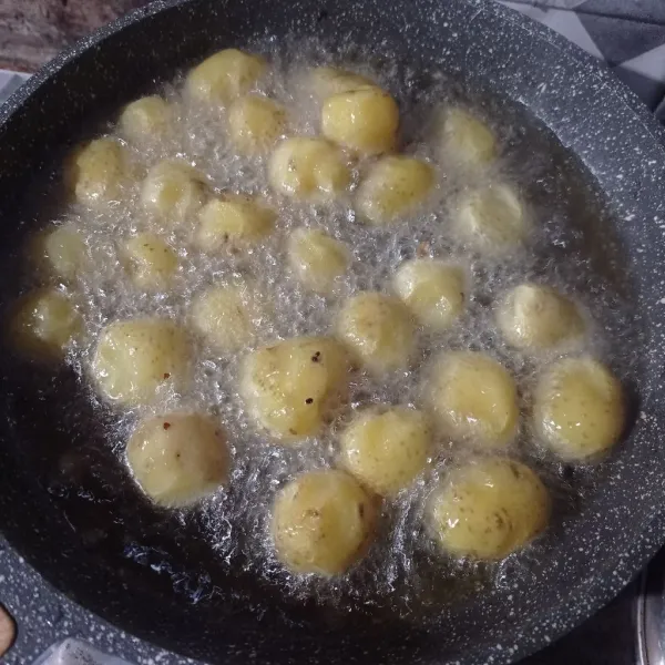 Kupas kentang, goreng sampai matang, tiriskan.