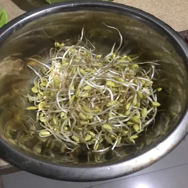 Cuci bersih kecambah dele.