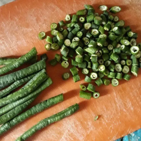 Potong kecil kacang panjang lalu sisihkan.