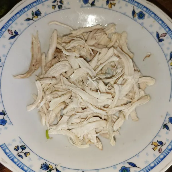 Suwir-suwir daging ayam bila sudah mulai dingin.