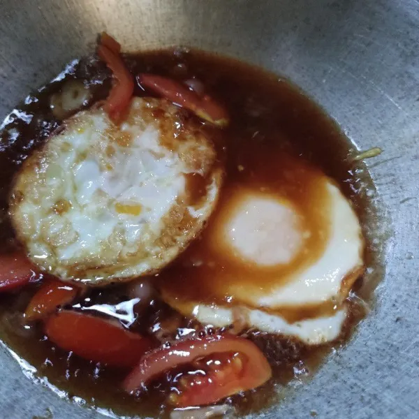 Masukkan telur ceplok.