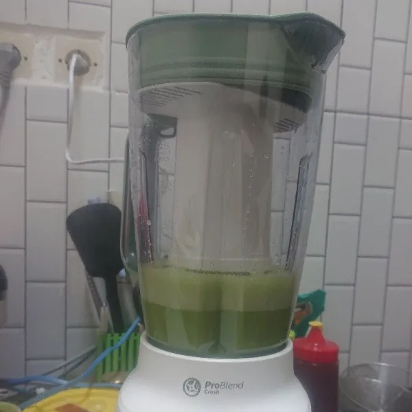Pertama buat jus pandan. Masukkan daun pandan ke dalam blender dan tambahkan air. Blender hingga halus. Kemudian saring. Sisihkan