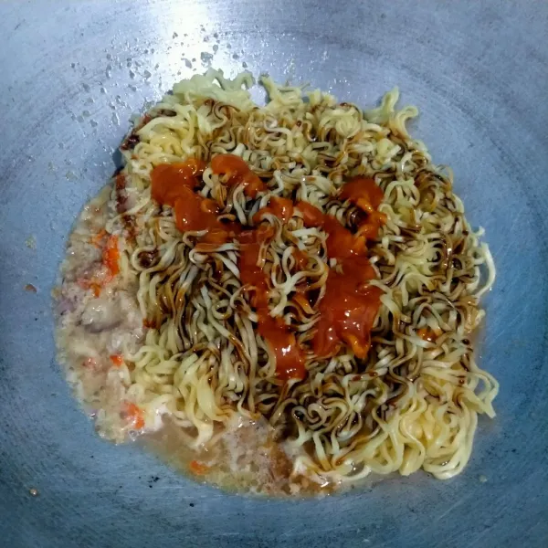 Masukkan kecap manis, saos sambal, dan kecap asin aduk merata.