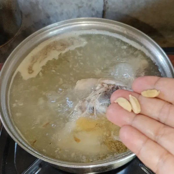 Tambahkan juga rempah aromatik dan wortel.