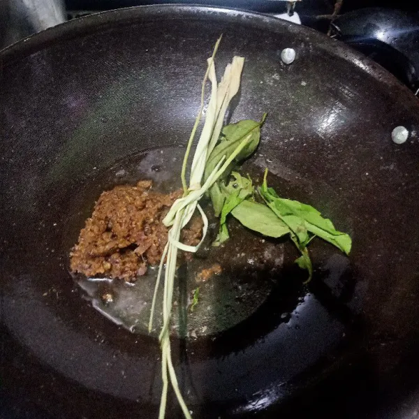 Siapkan wajan lalu masukkan minyak, lalu setelah minyak panas masukan bumbu halus. Geprek serai dan masukkan ke dalam wajan beserta daun salam. Oseng sampai tercium harum.